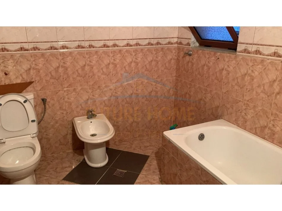 Tirane, jepet me qera apartament 2+1 Kati 3, 75 m² 420 € 