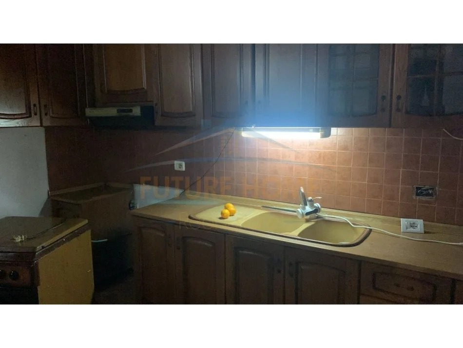 Tirane, jepet me qera apartament 2+1 Kati 3, 75 m² 420 € 