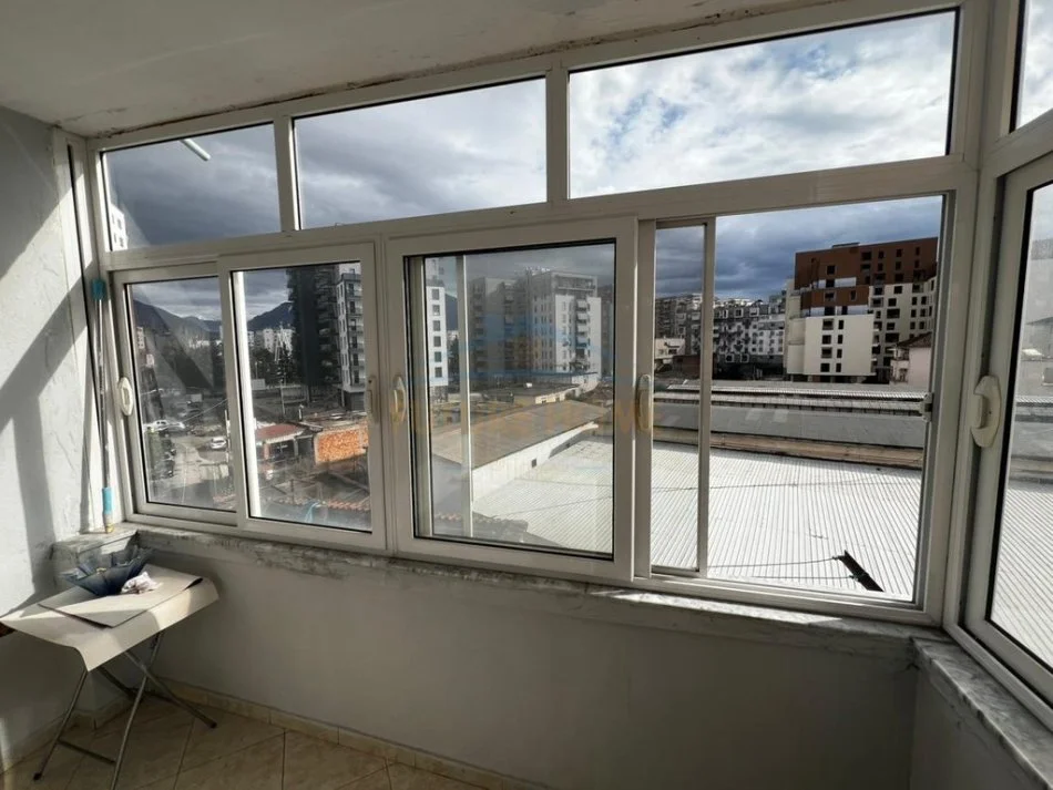 Tirane, jepet me qera apartament 2+1 Kati 5, 80 m² 460 € 
