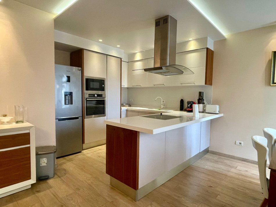 Tirane, jepet me qera apartament 3+1+Ballkon Kati 1, 138 m² 900 € (STACIONI I TRENIT)
