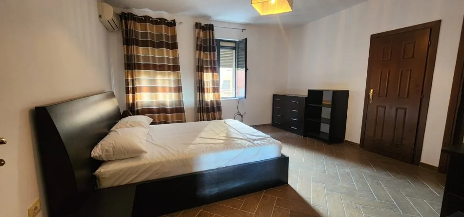 Tirane, jepet me qera Vile , (Rruga Kavajes)