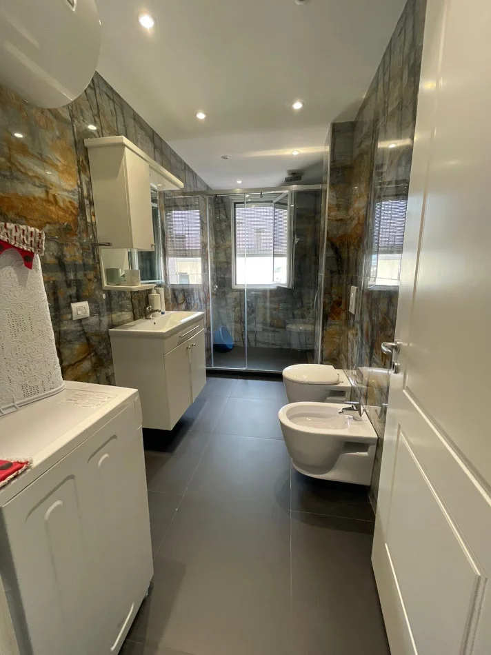 Tirane, jepet me qera apartament 2+1 Kati 4, 115 m² 850 € (Kopshti Zoologjik)