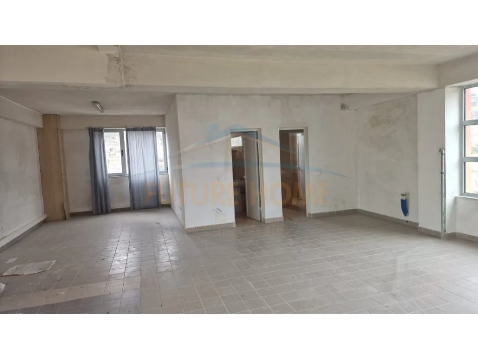Tirane, jepet me qera ambjent biznesi Kati 0, 720 m² 2.200 € (Prush)