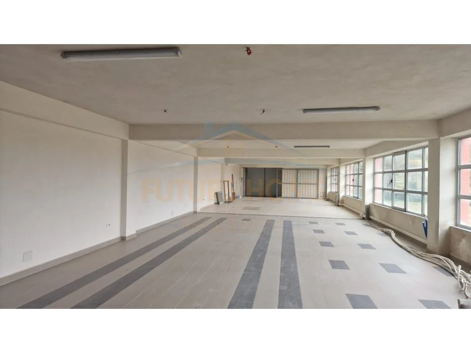Tirane, jepet me qera ambjent biznesi Kati 0, 720 m² 2.200 € (Prush)