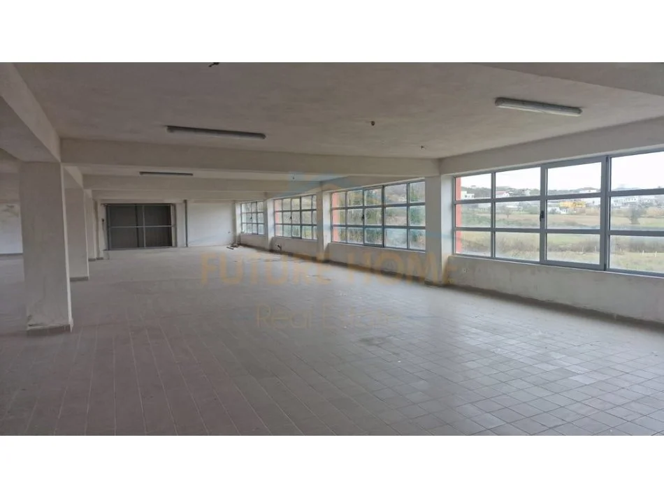 Tirane, jepet me qera ambjent biznesi Kati 0, 720 m² 2.200 € (Prush)