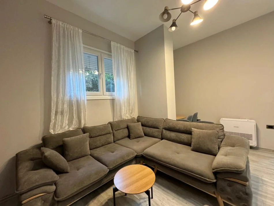 Tirane, jepet me qera apartament 2+1 Kati 1, 90 m² 550 € (LIQENI I THATE)