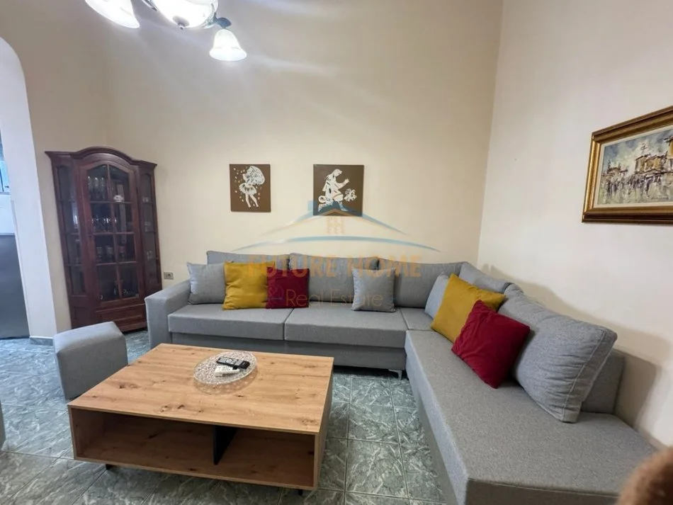Tirane, jepet me qera apartament 2+1 Kati 3, 60 m² 500 € (Selvia)