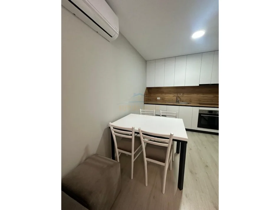 Tirane, jepet me qera apartament 2+1+Ballkon Kati 7, 85 m² 670 € (Unaza e re)