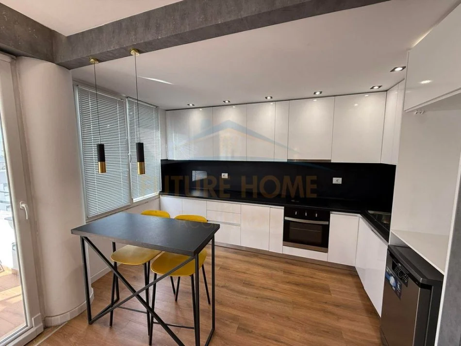 Tirane, jepet me qera apartament 2+1+Ballkon Kati 5, 136 m² 1.000 € 