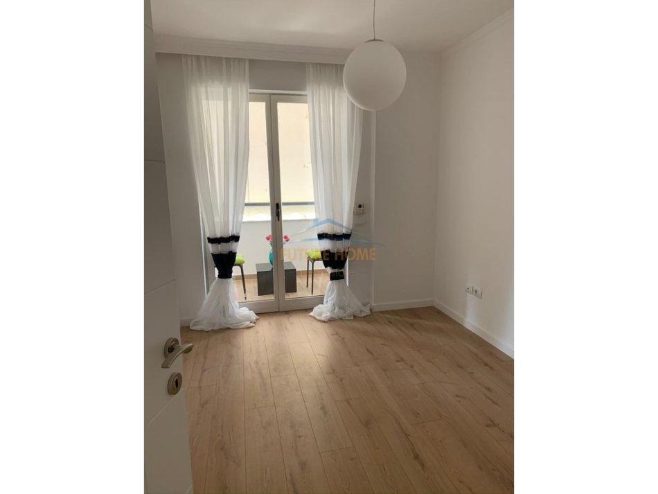 Tirane, jepet me qera apartament 2+1+Ballkon Kati 8, 100 m² 900 € (rruga kosovareve)