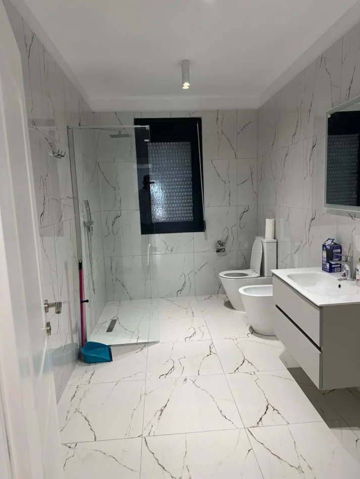 Durres, jepet me qera ambjent biznesi Kati 2, 202 m² 3.000 € (Muzeumi Durres)