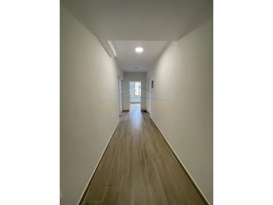 Tirane, jepet me qera ambjent biznesi Kati 3, 73 m² 800 € 