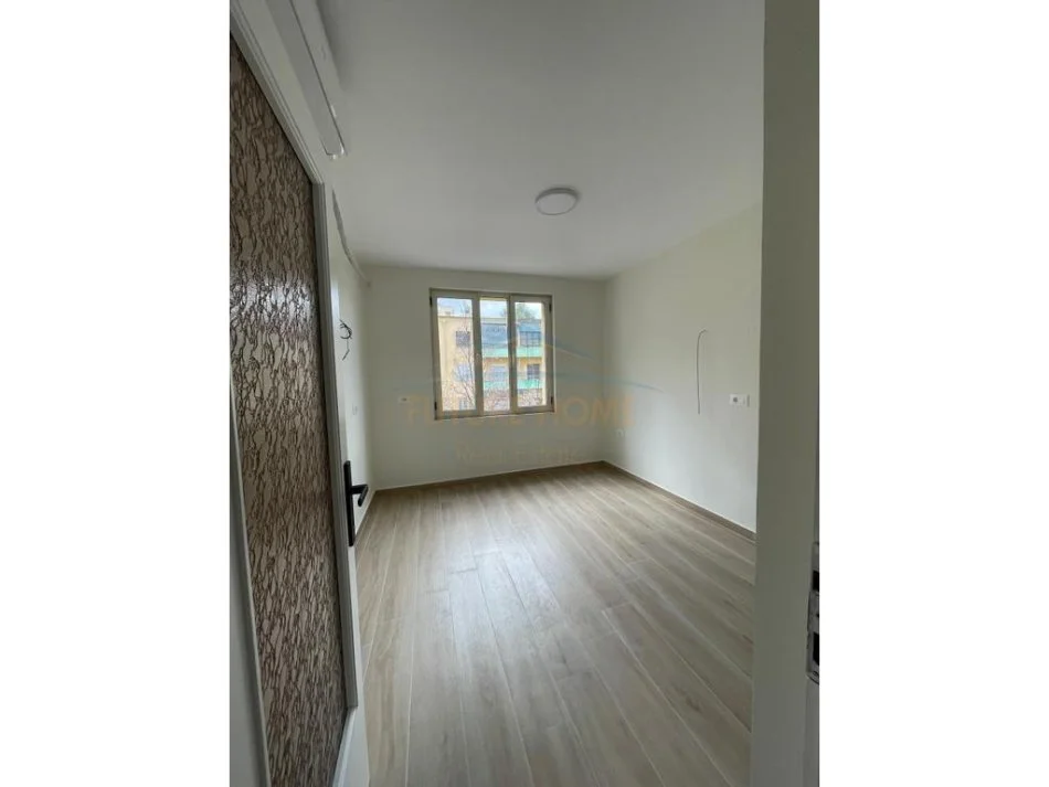 Tirane, jepet me qera ambjent biznesi Kati 3, 73 m² 800 € 