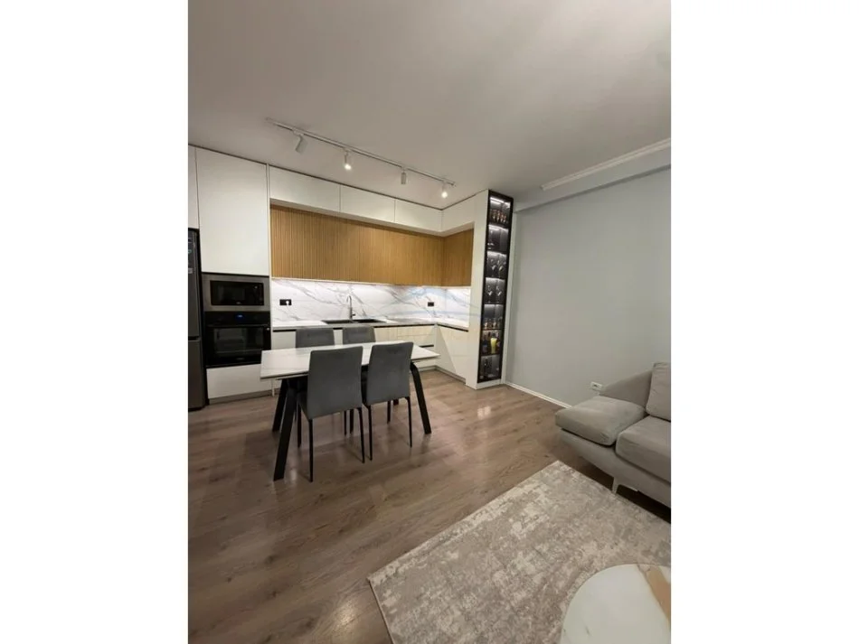 Tirane, jepet me qera apartament 1+1 Kati 1, 67 m² 650 € (Liqeni i thate)