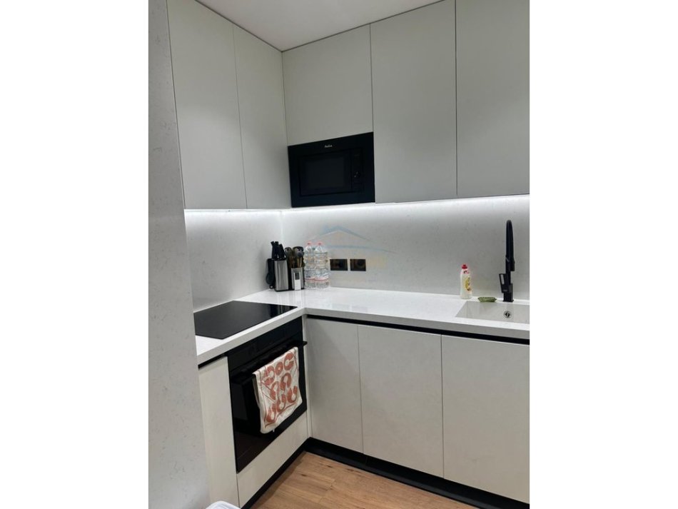 Tirane, jepet me qera apartament 2+1 Kati 8, 118 m² 1.050 € (ish dogana)