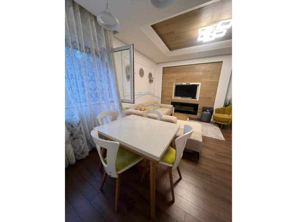 Tirane, shes apartament 2+1+Ballkon Kati 4, 93 m² 186.000 € (Kompleksi Fz)