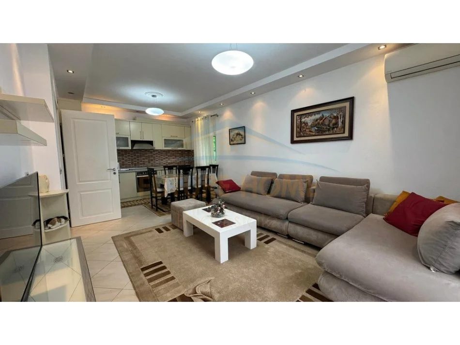 Tirane, jepet me qera apartament 2+1+Ballkon Kati 3, 99 m² 700 € 