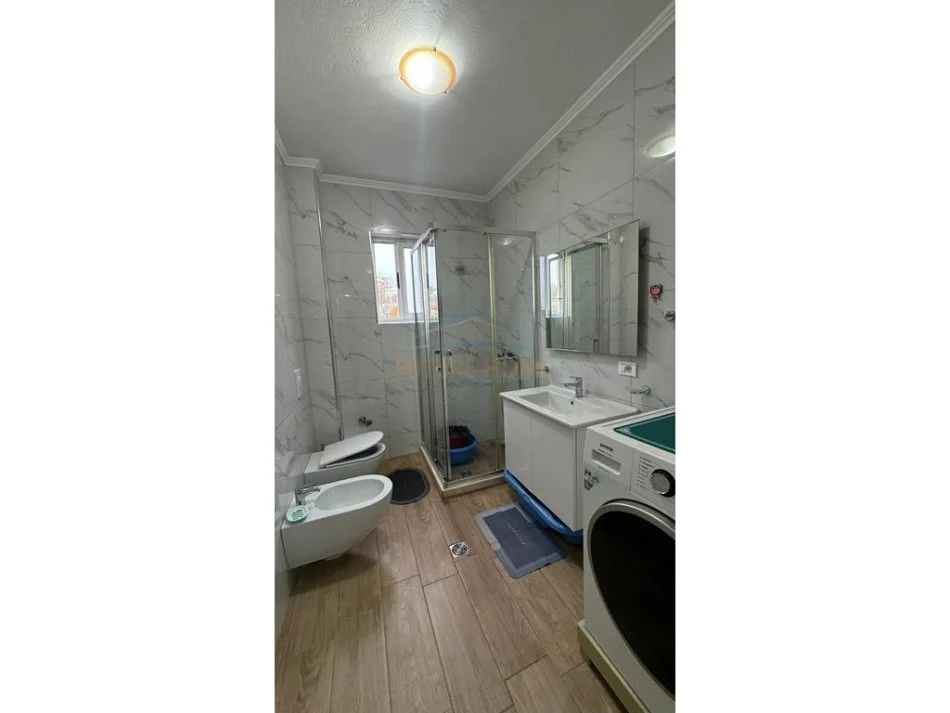 Tirane, jepet me qera apartament 2+1+Ballkon Kati 3, 99 m² 700 € 