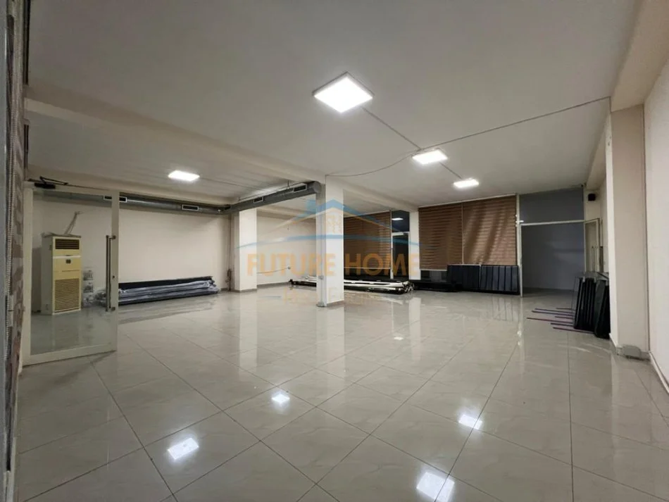 Tirane, jepet me qera ambjent biznesi Kati 0, 898 m² 6.000 € (kthesa kamez)