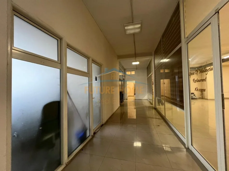 Tirane, jepet me qera ambjent biznesi Kati 0, 898 m² 6.000 € (kthesa kamez)