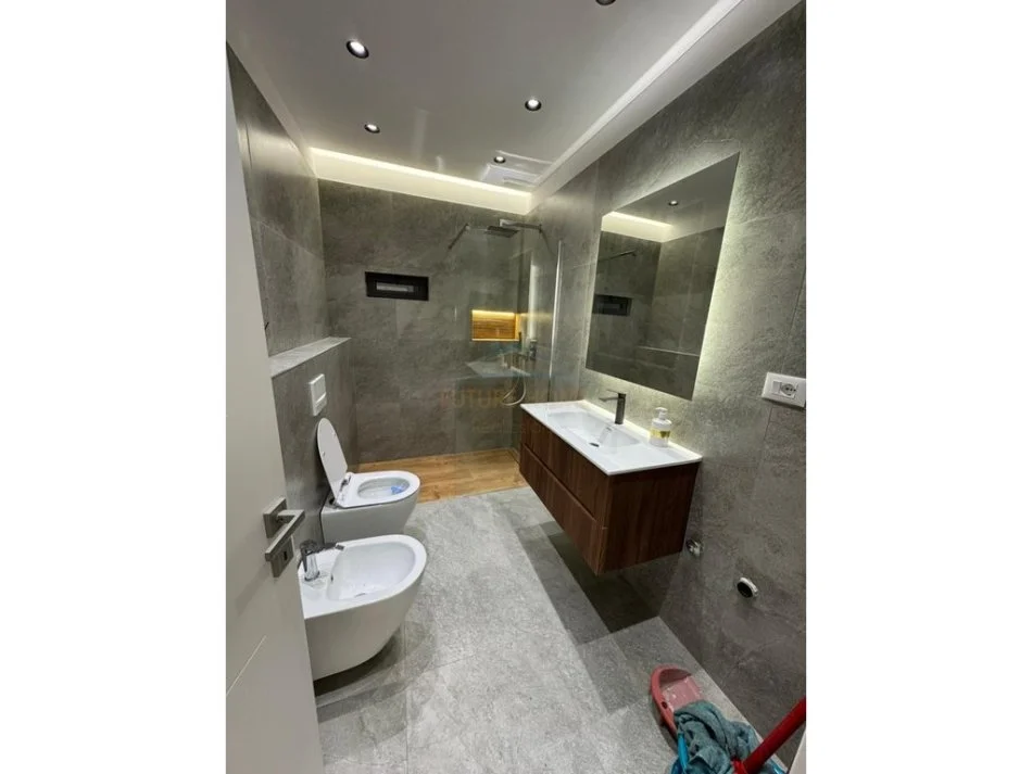 Tirane, shitet apartament 2+1+Ballkon Kati 8, 116 m² 299.000 € (Zogu i zi)