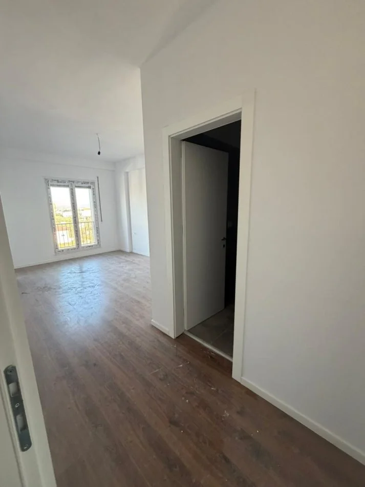 Tirane, jepet me qera apartament 2+1+Ballkon Kati 3, 99 m² 350 € (Apartament 2+1+2 Per Qera Kamez I Pabanuar Me Pare)