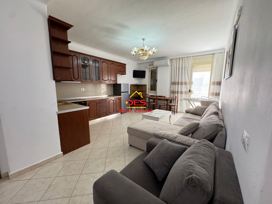 Vlore, jepet me qera apartament 2+1+Ballkon Kati 5, 110 m² 500 € (Rruga Çamëria)
