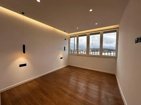 Tirane, jepet me qera apartament 2+1+Ballkon Kati 11, 104 m² 700 € (Komuna e Parisit)