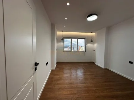 Tirane, jepet me qera apartament 2+1+Ballkon Kati 11, 104 m² 700 € (Komuna e Parisit)