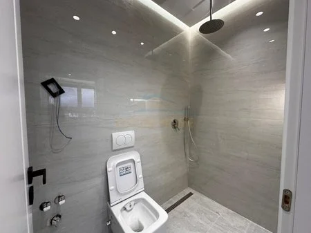 Tirane, jepet me qera apartament 2+1+Ballkon Kati 11, 104 m² 700 € (Komuna e Parisit)