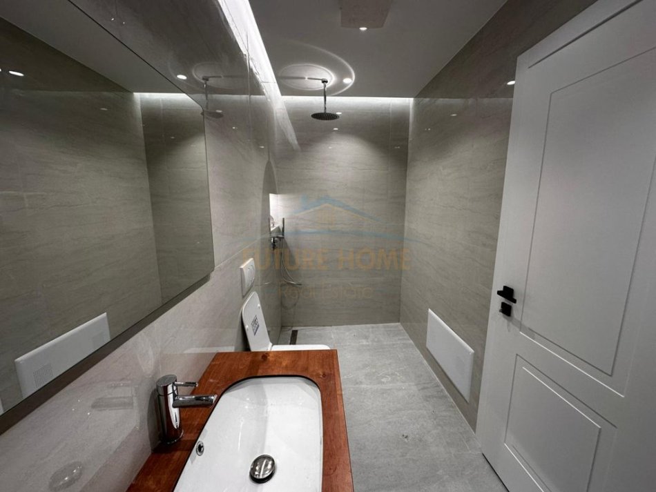 Shitet, Apartament 2+1+2, Komuna e Parisit, Tirane, 250,000 €, PRM63856