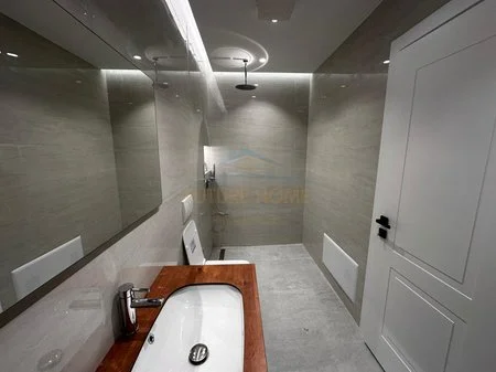 Tirane, jepet me qera apartament 2+1+Ballkon Kati 11, 104 m² 700 € (Komuna e Parisit)