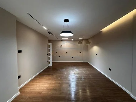 Tirane, jepet me qera apartament 2+1+Ballkon Kati 11, 104 m² 700 € (Komuna e Parisit)