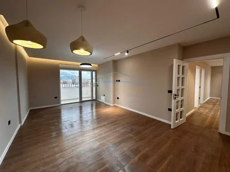 Tirane, jepet me qera apartament 2+1+Ballkon Kati 11, 104 m² 700 € (Komuna e Parisit)
