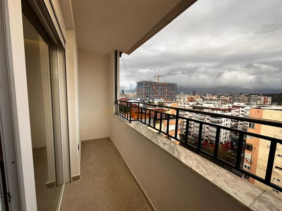 Shitet, Apartament 2+1+2, Komuna e Parisit, Tirane 250,000 €, PRM63856