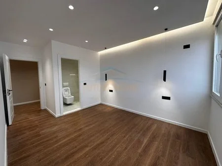 Tirane, jepet me qera apartament 2+1+Ballkon Kati 11, 104 m² 700 € (Komuna e Parisit)