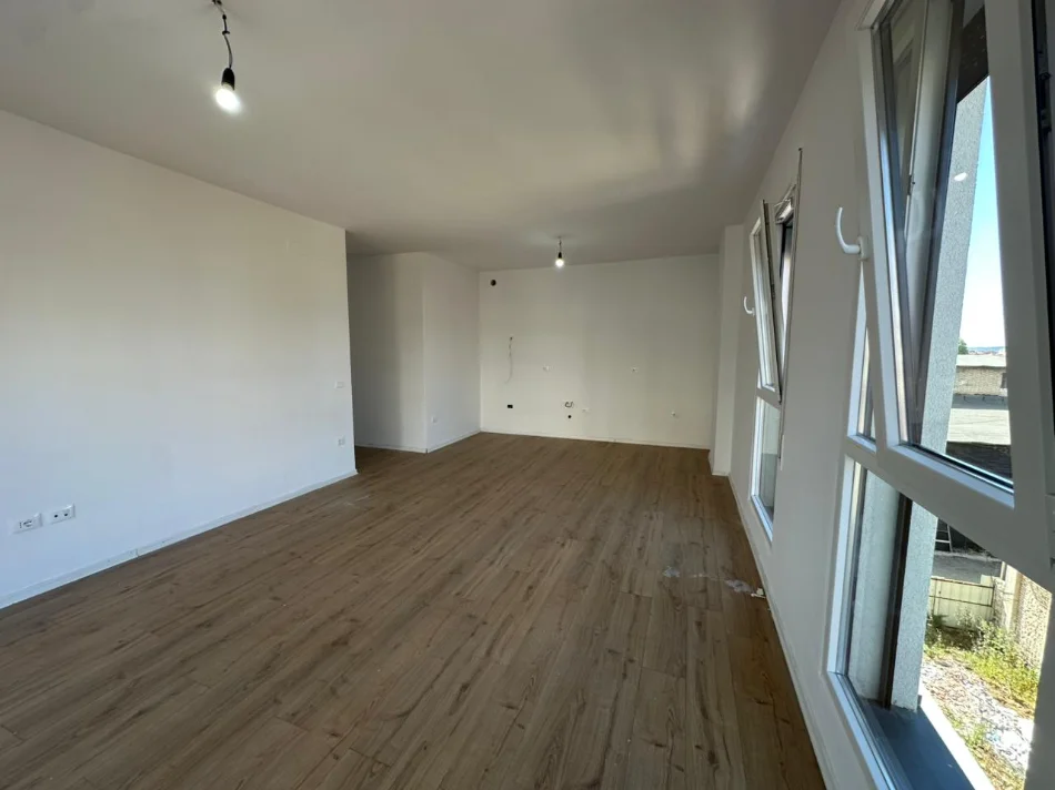 Tirane, jepet me qera apartament 2+1+Ballkon Kati 2, 100 m² 570 € (Rruga Turhan Pashe Permeti)