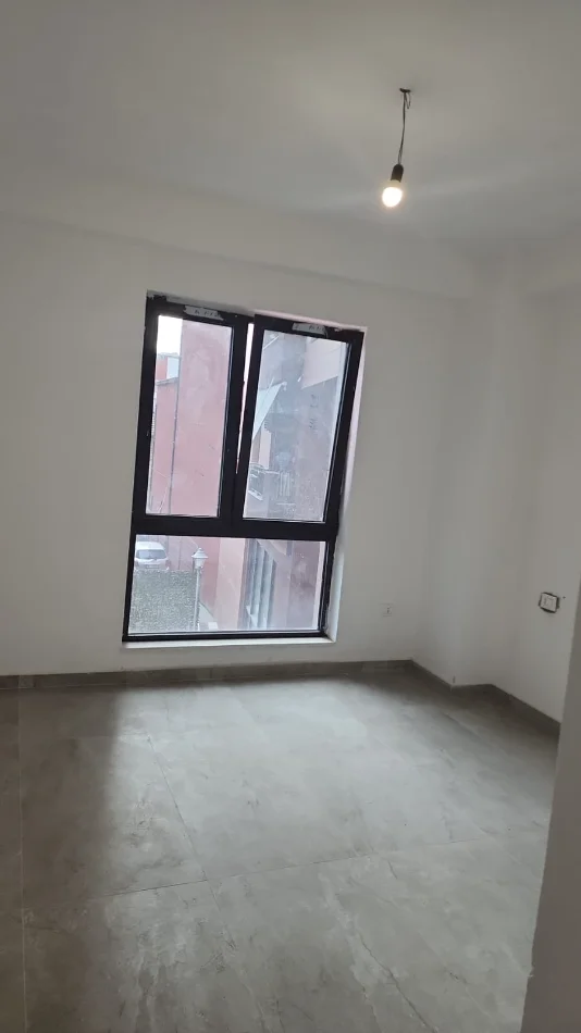 Tirane, jepet me qera zyre Kati 2, 97 m² 1.300 € (rruga myslym shyri)