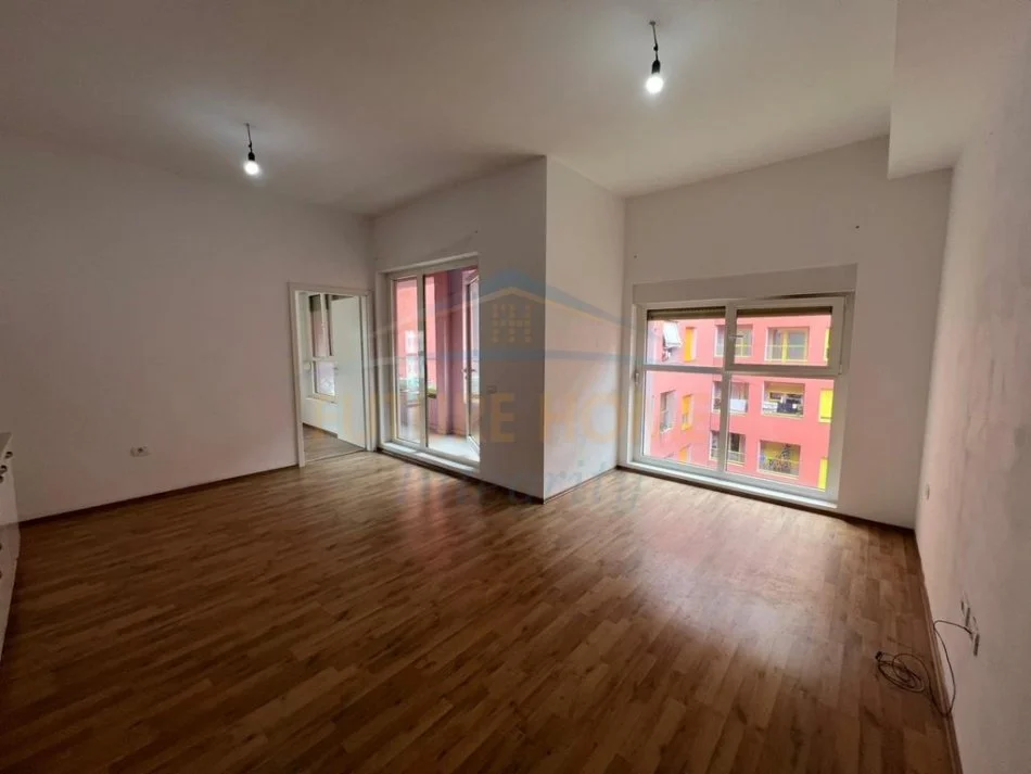 Tirane, shitet apartament 1+1 Kati 7, 70 m² 110.000 € (Ali Demi)