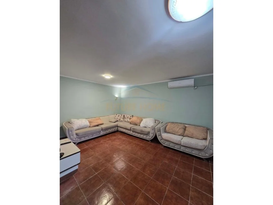 Tirane, jepet me qera apartament 3+1+Ballkon Kati 9, 700 € (Komuna e Parisit)