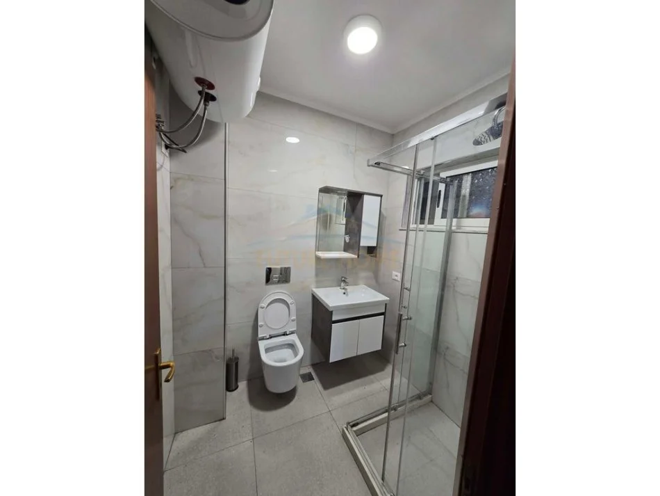 Tirane, jepet me qera apartament 3+1 Kati 9, 124 m² 700 € 