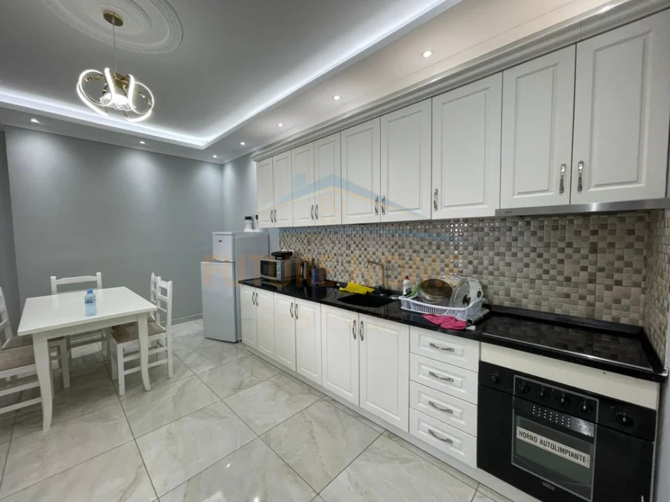Durres, jepet me qera apartament 2+1+Ballkon Kati 3, 92 m² 850 € (Plazh Rrota e Kuqe, Durrës)