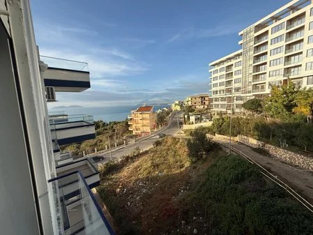 Vlore, jepet me qera apartament 1+1 , 75 m² 800 € (Uji i Ftohte)