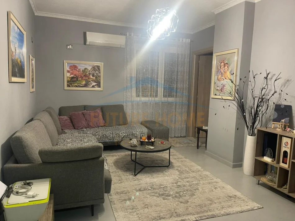 Tirane, shitet apartament 2+1+Ballkon Kati 6, 90 m² 140.000 € (Pallatet Cabej)