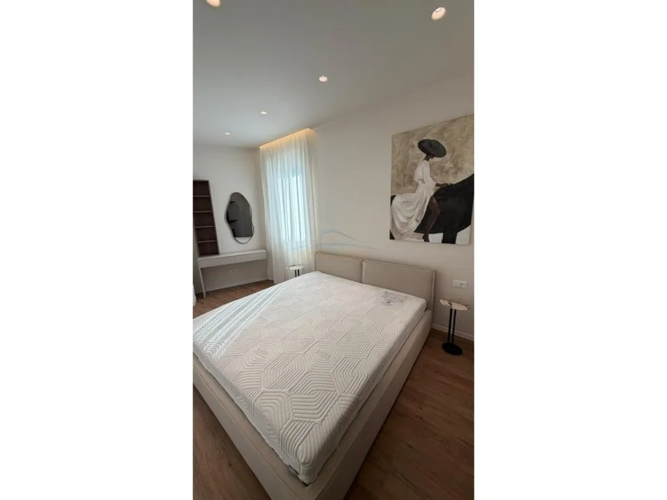 Tirane, jepet me qera apartament 2+1+Ballkon Kati 3, 111 m² 1.500 € (Liqeni Thate)