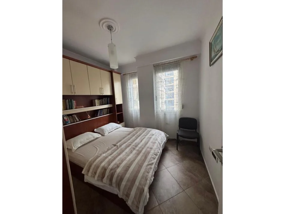 Tirane, jepet me qera apartament 2+1+Ballkon Kati 3, 70 m² 700 € 