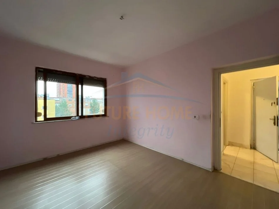Tirane, shitet apartament 2+1+Ballkon Kati 4, 69 m² 168.000 € (Ish Ekspozita)