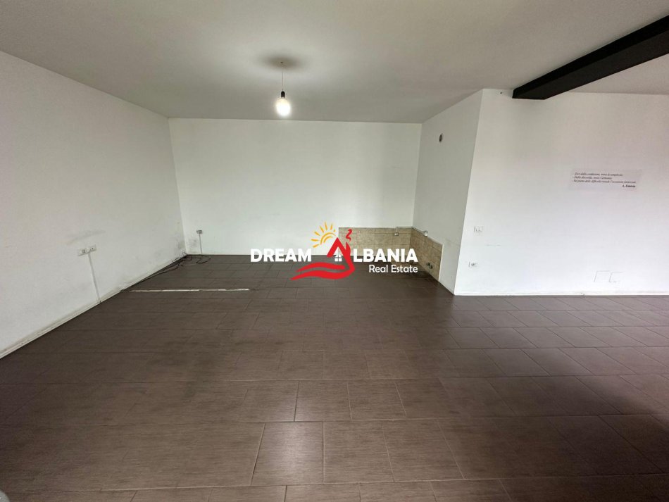 Tirane, jepet me qera zyre , 116 m² 700 € 