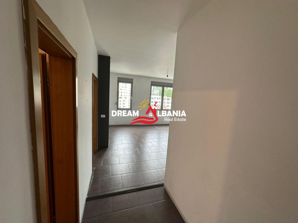 Tirane, jepet me qera zyre , 116 m² 700 € 
