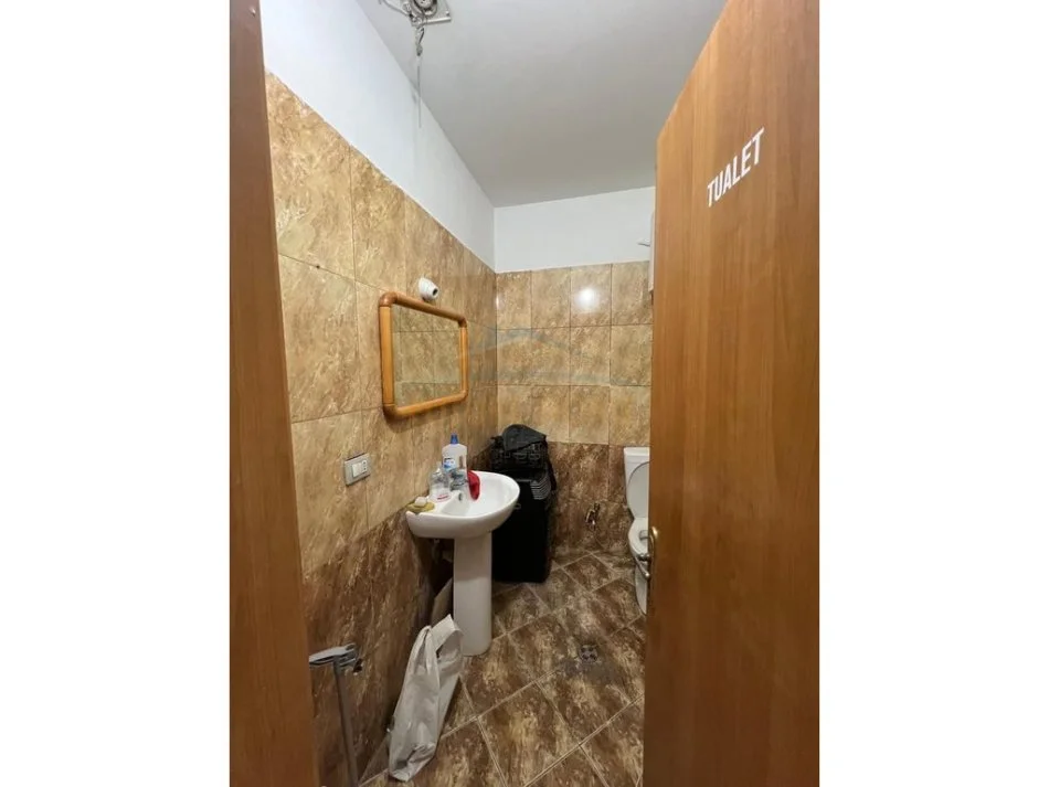 Tirane, jepet me qera ambjent biznesi Kati 0, 62 m² 550 € 